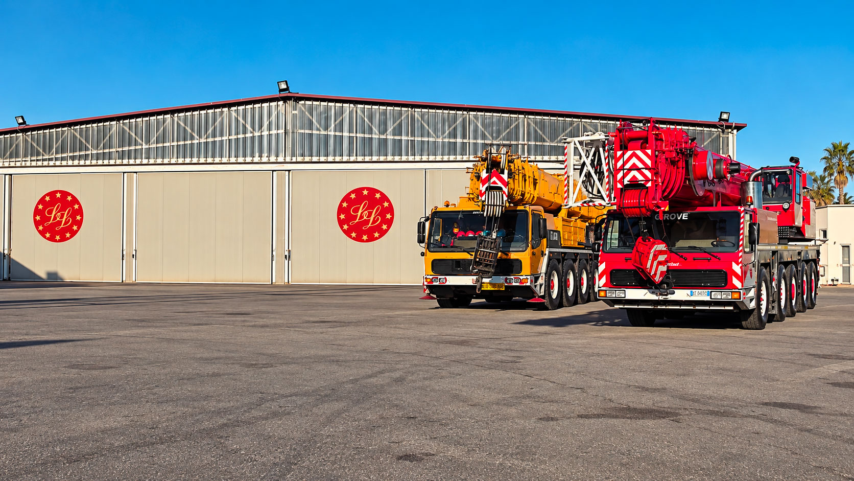 Cantiere industriale con gru mobili davanti al capannone Cantiere industriale con gru mobili davanti al capannone