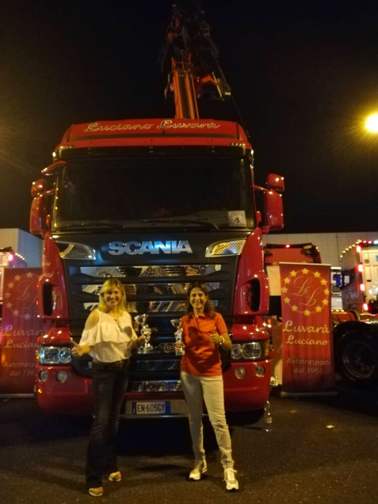 premiazione sorelle luvara come miglior camion con gru cromato a livello nazionale premiazione sorelle luvara come miglior camion con gru cromato a livello nazionale