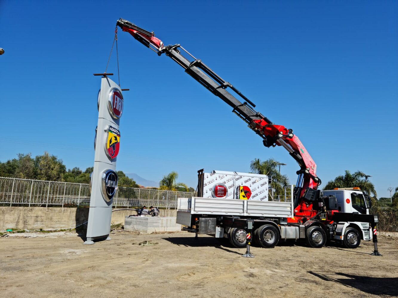 sollevamento insegne 4 Sollevamento totem Fiat e Lancia